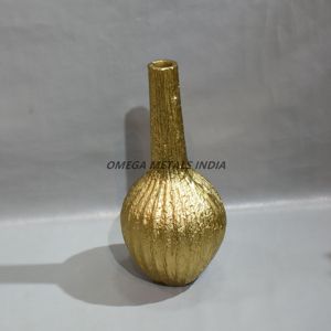 Jarrón moderno de metal dorado hecho a mano con un patrón ranurado único y cuello alto y delgado, ideal para mejorar los espacios de decoración del hogar y la Oficina - Product Image 3