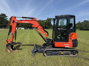 Mini-excavatrice Kubota KX033-4 abordable, excavatrice sur chenilles de 3,3 tonnes, économique en carburant, utilisée pour l'agriculture et la construction - Product Image 3
