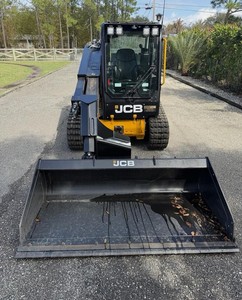 รถตักตีนตะขาบขนาดเล็ก JCB พร้อมบุ้งกี๋ไฮดรอลิก สีเหลือง เครื่องยนต์ดีเซล 75 กิโลวัตต์ น้ำหนัก 3500 กิโลกรัม กำลังขุดสูง - Product Image 4