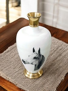 Elegante jarrón blanco con dibujo de caballo y adornos dorados, perfecto para una decoración artística y acentos interiores llamativos - Product Image 2