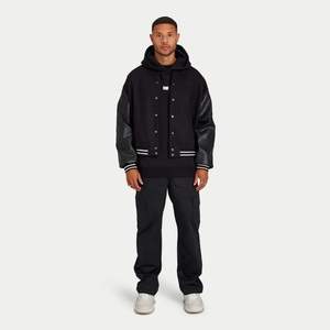 Veste bombardier Varsity pour hommes vêtements d'extérieur noirs de coupe surdimensionnée avec manches en similicuir et bordure côtelée et logo brodé au dos - Product Image 1
