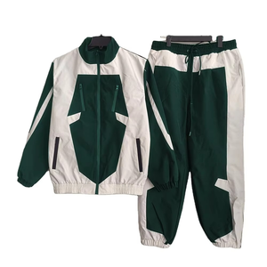 Jogger deux pièces pour hommes avec logo personnalisé ensemble de vêtements d'entraînement veste de survêtement zippée patchwork et logo coupe-vent à l'avant en nylon et polyester - Product Image 1