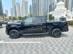 Chevrolet Silverado V8 AWD d'occasion 2021 GCC avec sièges en cuir, régulateur de vitesse adaptatif, conduite à gauche - Product Image 2