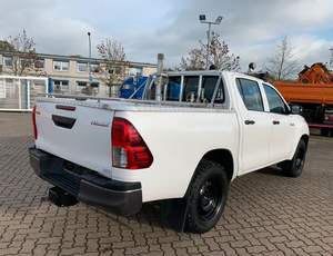 Toyota Hilux FWD 2018 d'occasion, sièges en cuir blanc, automatique, 5 places, phares à LED, régulateur de vitesse avec ACC - Product Image 4