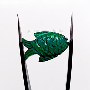 Pierre précieuse sculptée de poisson malachite, pierre précieuse en forme de poisson malachite, breloque de poisson sculptée à la main, pendentif de poisson sculpté, malachite 25x15mm - Product Image 4