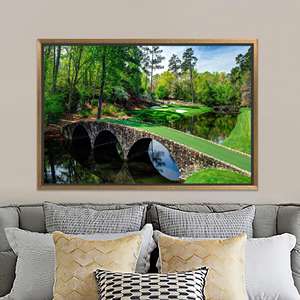 Impression sur toile élégante de paysage de pont en pierre : œuvre d'art sur le thème du golf, toile encadrée dorée - Product Image 1