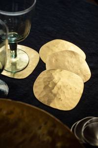 Juego de posavasos de metal dorado redondo de cuatro ventas calientes posavasos texturizados para uso doméstico en la cocina - Product Image 2