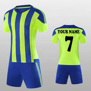 Ensemble d'uniformes de football pour hommes Sublimation personnalisée Vêtements de sport avec logo personnalisé - Product Image 2