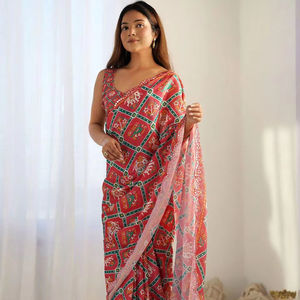Saree de tela de seda Georgette de estilo Bollywood más vendido e impresión digital con borde de trabajo de espejo y blusa sin costuras - Product Image 1
