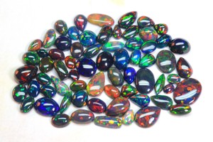 Véritable Opale Noire Ethiopienne Cabochon Mix Shape Glowing Rainbow Flashy Ethiopian Black Opal Gemstone au prix de gros - Product Image 4