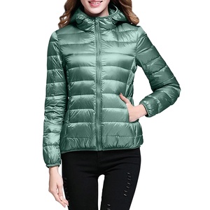 Chaqueta de exterior con cremallera acolchada de talla grande para mujer Chaqueta acolchada de gran tamaño OEM para mujer con cierre de cremallera y Capucha ajustable - Product Image 3