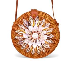 Bolso de Mano de Ratán Tejido Natural con Cierre de Cuerda con Patrón de Madreperla para un Estilo Elegante de Verano, de Vietnam - Product Image 2