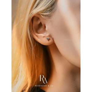 Pendientes de tuerca con diseño de trío de diamantes azules, chapados en oro de 14k, pequeños pendientes de flor de loto, pendientes delicados apilables, estilo moderno. - Product Image 4