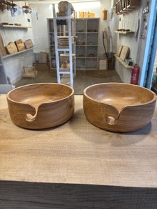 Le bol de fil tournant en bois Clovelly est un bol en bois fabriqué à la main avec un crochet tourbillonnant distinctif conçu pour tenir le fil tout en tricotant - Product Image 3