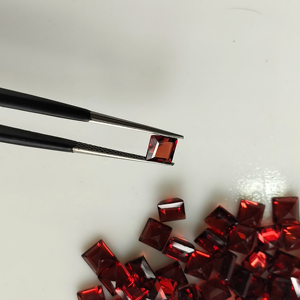 พลอยโกเมนสีแดงธรรมชาติ 4.5 มม. ทรงสี่เหลี่ยมเจียระไนแบบสเต็ปคัต คุณภาพดีที่สุด สำหรับทำเครื่องประดับ - Product Image 2