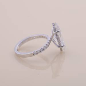 Anillo de Compromiso y Boda con Diamante Cultivado en Laboratorio con Corte Marquesa Certificado por IGI, Halo Oculto y Banda Pavé en Oro Blanco/Rosa/Amarillo de 9K - Product Image 5