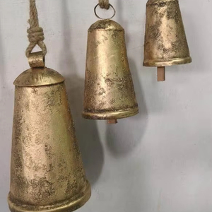 กระดิ่งแขวนสีทองแนวชนบทกระดิ่งโลหะสไตล์วินเทจธรรมดาสำหรับตกแต่งบ้านในร่มกลางแจ้งเครื่องประดับแบบแขวนสำหรับคริสต์มาสที่หรูหรา - Product Image 1