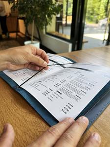 Classeur de restaurant LMC-0033 personnalisé format A4 avec support central élastique gaufrage cuir Source d'alimentation électrique - Product Image 6