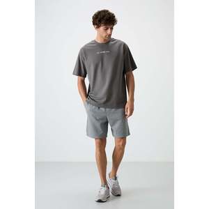 เสื้อยืดผ้าฝ้ายทรงโอเวอร์ไซส์สีเทาเข้มสำหรับผู้ชาย ยี่ห้อแอร์ จอนส์ ผิวสัมผัสหนาพิเศษพร้อมลายพิมพ์ รุ่น 88364 - Product Image 3