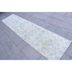 Alfombra Vintage de 2.2x9.6 pies, Alfombra Turca, Alfombra Ikat Azul y Blanca - Product Image 2