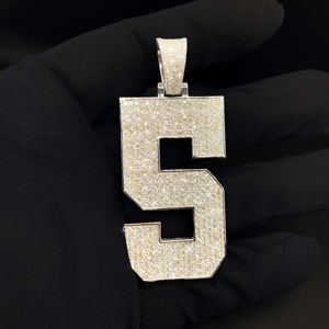 Colgante de Calavera y Corona con Incrustaciones de Circonitas, Collar con Flor-de-Lis con Incrustaciones de Circonitas, Cadena con Colgante de Mariposa con Incrustaciones de Circonitas - Product Image 1