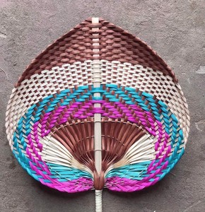 Éventail artisanal vietnamien en feuille de palmier, idéal pour les cadeaux de mariage et la décoration rafraîchissante pour événements estivaux en extérieur. - Product Image 2