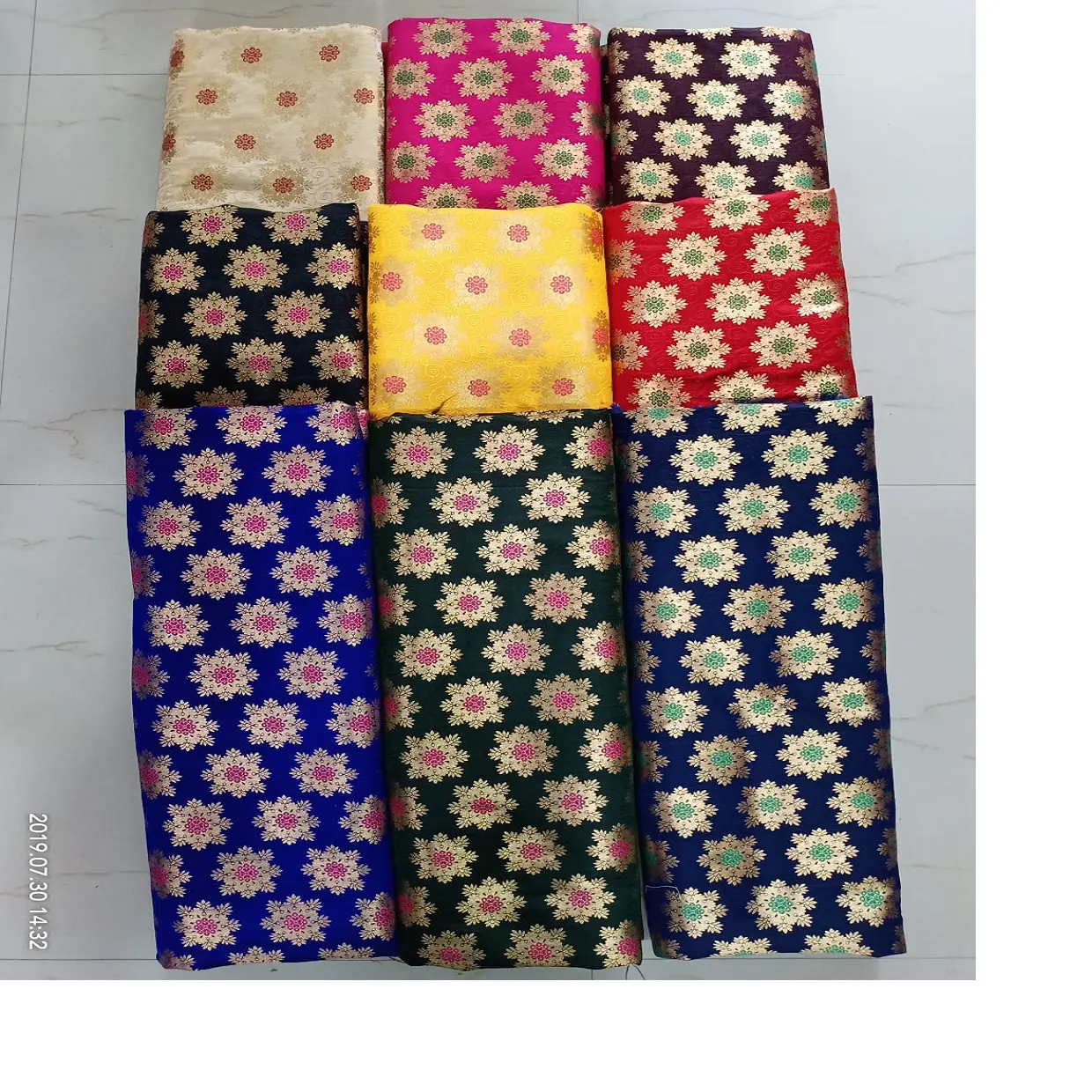 Tessuti di seta broccato su misura nei disegni tradizionali asiatici indiani e sudorientali ideali per la rivendita nel design floreale
