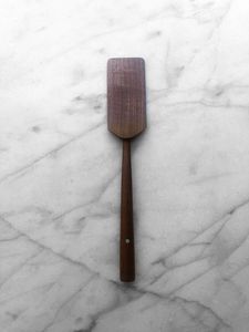 Cuillère solide écologique naturelle pour la maison Spatule tournante pour aliments Cuillère fendue Fouet Ustensile de cuisine en bois d'acacia - Product Image 3