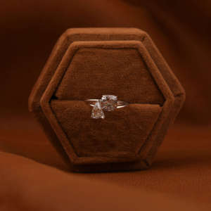 Anillo de compromiso de diamante cultivado en laboratorio con corte de Cojín cuadrado y Triángulo de oro macizo de 14 quilates, anillo de compromiso elegante de lujo clásico - Product Image 6