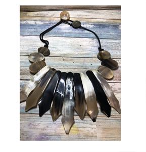 Collier pendentif en forme de trapèze en corne de buffle bleu Ensemble cadeau personnel de style moderne fait à la main - Product Image 6