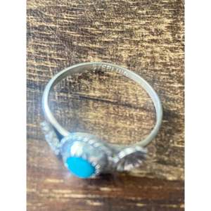 Anillo de Plata de Ley y Turquesa Hecho a Mano por los Navajo, Joyería Cultural Coleccionable, Talla 8 - Product Image 6