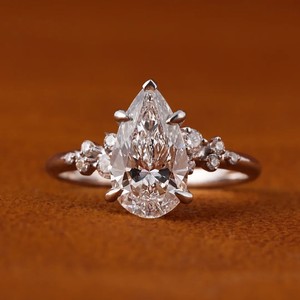 Anillo de Compromiso de Plata 925 de Alta Calidad con Moissanita Certificada IGI en Corte Marquesa y Engaste de Garra para Mujer - Product Image 1