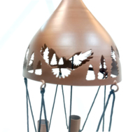 Carillon éolien en métal d'extérieur au design robuste et élégant avec un dôme décoratif sur le dessus illustrant un motif de découpes de forêt et d'oiseaux