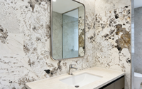 Dalles de quartzite bleu paon polies translucides de grande taille pour villas de luxe modernes, idéales pour les murs de fond Pandora et les salons.