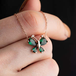 สร้อยคอจี้รูปผีเสื้อชุบโรเดียมประดับหินเพทายสีเขียว - Product Image 4