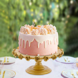 Présentoir à gâteau écologique de luxe en métal doré fabriqué à la main avec des caractéristiques de fantaisie de créateur pour une présentation de gâteau élégante - Product Image 2