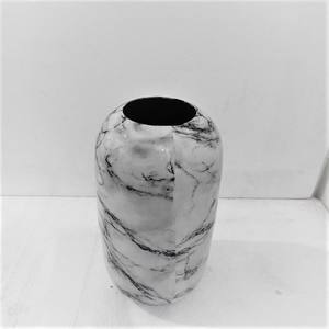 Vase en métal rond Art Déco unique en aluminium vert pour fleurs, idéal pour la décoration de bureau et de maison à Noël - Product Image 3