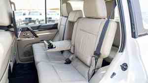 Sedán 2024 con Motor de Gasolina 4L/8L, Caja de Cambios Manual y Automática, Asientos de Cuero, Cámara Trasera, Volante a la Izquierda - Product Image 3