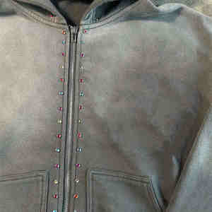 Sweat à capuche personnalisé avec fermeture éclair, broderie délavée au soleil, vintage, délavé à l'acide, strass en diamant - Product Image 5