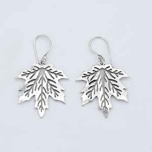 Los más vendidos pendientes de aro de Plata de Ley 925 hechos a mano a la moda talla de hoja de arce bonita para regalos de bodas de fiesta de mujer - Product Image 1