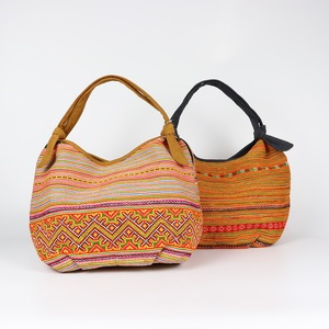 Bolsa de brocado bordada a mano con patrón personalizado, tipo respetuoso con el medio ambiente, botón a presión, pequeño conejo - Product Image 1