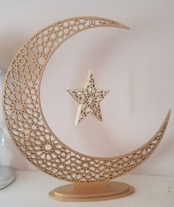 Pièce maîtresse de décoration de table islamique en métal exquis pour le Ramadan conçue avec des détails de lanterne arabesque complexes - Product Image 1