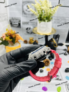 Reloj Digital Plateado con Piedras Azules y Correa de Goma Rosa, Estilo Hip Hop de Lujo, Diseño Resistente al Agua - Product Image 3