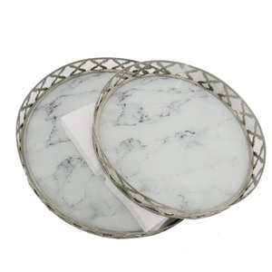 Plateau de service en marbre de forme arrondie, design moderne, vaisselle pour hôtels, décoration, plat de service pour aliments avec poignée dorée - Product Image 3