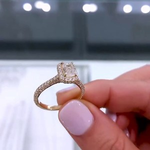 Anillo de Compromiso para Mujer con Esmeralda de Laboratorio de 1.80ctw, Diseño de Halo Catedral con Pavé, Certificado IGI, Diamante de Lujo Ético Certificado - Product Image 3