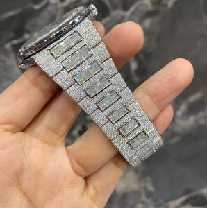 Montre de luxe unisexe 40 mm en acier inoxydable avec mouvement Miyota à quartz, sertie de moissanite de qualité supérieure taille baguette VVS, idéale pour les mariages - Product Image 3