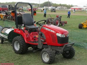 Tractor de ruedas Massey Ferguson GC1705 modelo usado - Product Image 3