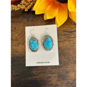 Boucles d'oreilles pendantes en argent sterling et turquoise de Kingman, faites à la main par des artisans Navajo - Product Image 1