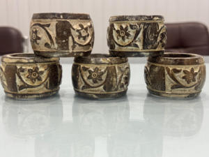 Anneaux de serviette en bois de style vintage faits à la main, écologiques, design personnalisé pour les mariages, les hôtels, la décoration de table par Crafting Crafts - Product Image 2