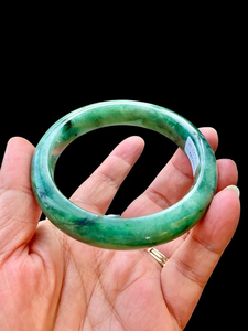 Vente en gros directe des fabricants, mode, bracelet large irrégulier en résine, bracelet à la main, rendu de mode pour femmes par l'artisanat en croissant - Product Image 4